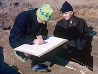 Dr. Hubert Raab und Helmut Stickroth bei Ausgrabungen in Friedberg-Süd